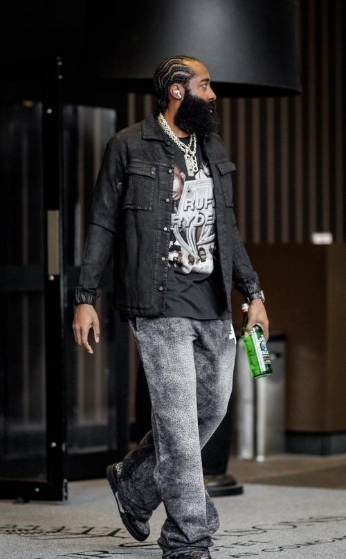 爱游戏体育-哈登重要时刻险胜，巴黎圣日耳曼带队取胜！