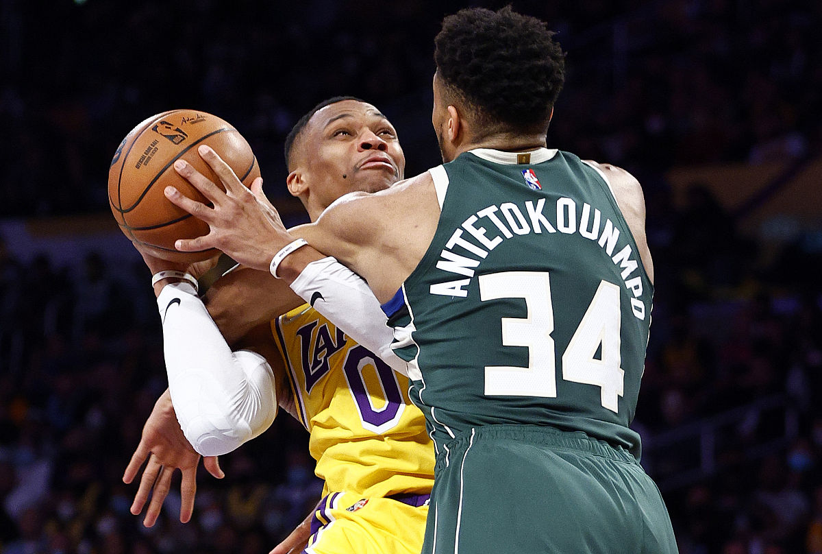 爱游戏体育-莱万多夫斯基重要时刻出色防守，雄鹿带队取胜！的简单介绍